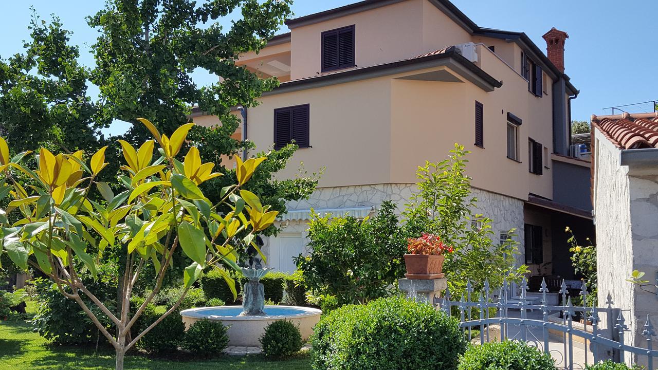 Apartments Ginkgo Banjole Exterior photo